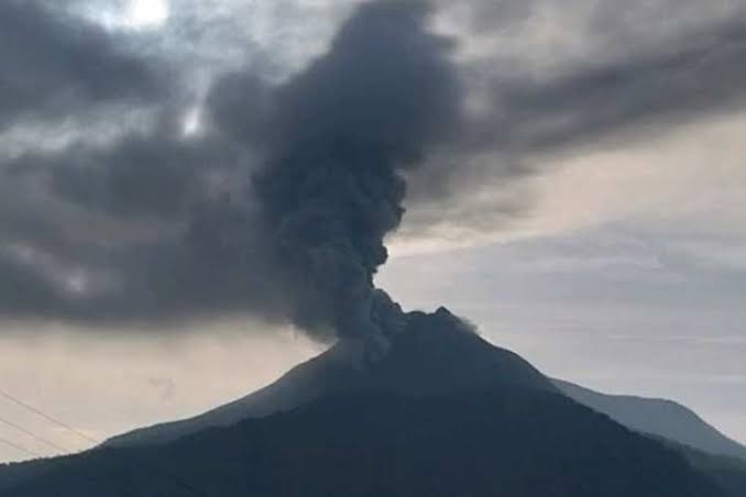 gunung api berstatus waspada Gunung Api Lewotobi Laki-laki