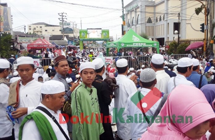 jamaah haul Tuan Syekh Muhammad Zaini bin Abdul Ghani gunakan stiker asal daerah