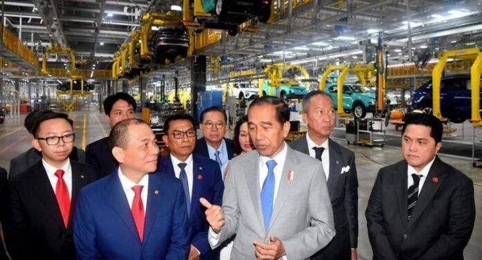 Presiden Joko Widodo menyambut baik rencana investasi produsen otomotif asal Vietnam, VinFast, di Indonesia. produsen otomotif VinFast