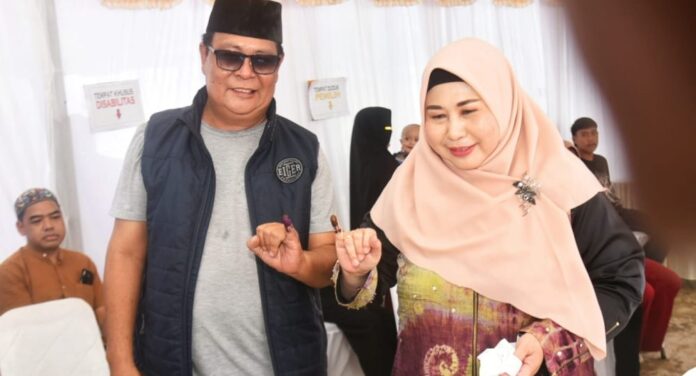 Gubernur Gunakan Hak Pilih di TPS 1 Desa Keramat Martapura