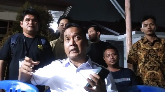 Pleno Rekapitulasi di Kecamatan Martapura Mendapat Protes Puluhan Saksi Parpol Pleno Rekapitulasi di Kecamatan Martapura Mendapat Protes Puluhan Saksi Parpol