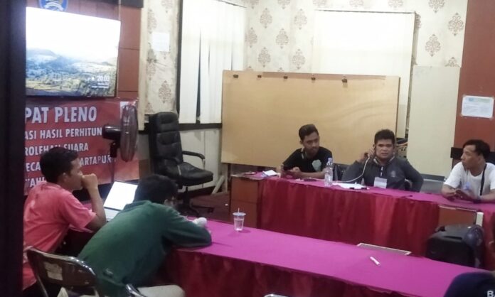 Aksi Protes Puluhan Saksi Mereda Setelah Dapatkan Salinan D Dari PPK