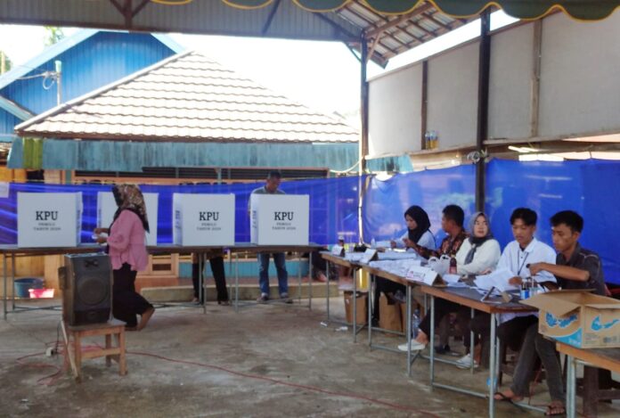 Petugas KPPS bekerja keras hingga dini hari petugas kpps