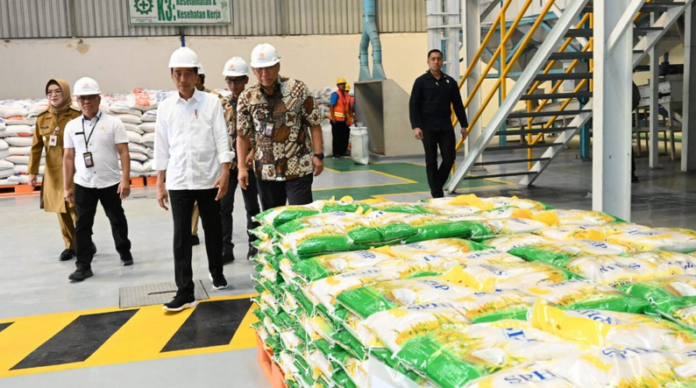 Presiden Jokowi Cek Stok Beras dan Bagikan Bantuan Pangan di Sukoharjo cek stok beras