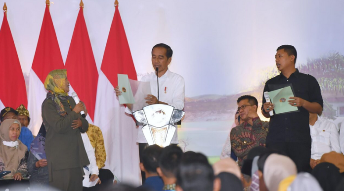 Presiden Jokowi Serahkan 3.000 Sertifikat Hak Atas Tanah di Kabupaten Bandung sertifikat hak atas tanah