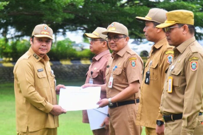 Meningkatkan Kesejahteraan ASN Gubernur Serahkan SK Kenaikan Pangkat