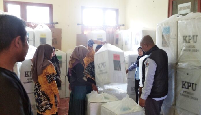 persiapan distribu logistik pemilu ke kecamatan didistribusikan ke kecamatan