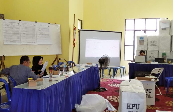 Rekapitulasi Penghitungan Suara di Martapura Timur Dimulai