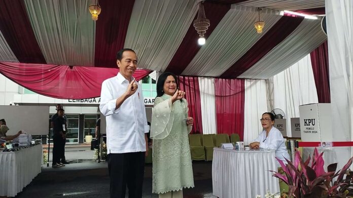 Presiden Jokowi dan Ibu Iriana Nyoblos di TPS 10 Gambir