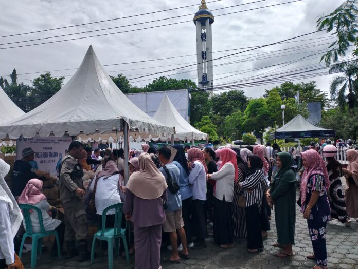Ratusan Warga Serbu Pasar Murah Ramadhan Kabupaten Banjar 