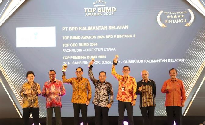 Jajaran-Direksi-Bank-Kalsel-bersama-perwakilan-Pemprov-Kalsel-saat-menerima-penghargaan-di-TOP-BUMD-Awards-2024-Foto-Dok-Bank-Kalsel Dorong Bangkitnya Ekonomi, Gubernur Terima Penghargaan Top Pembina BUMD