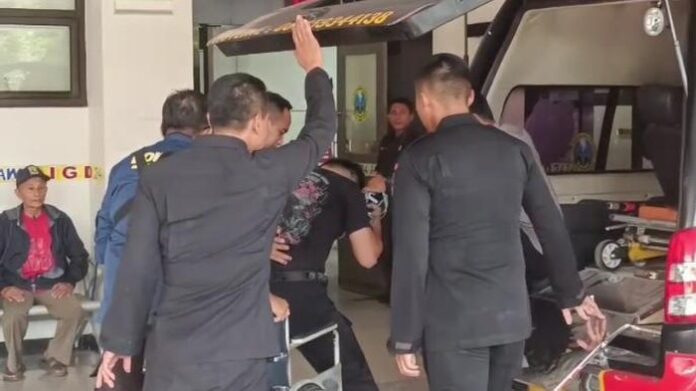 Korban dilarikan ke rumah sakit diduga korban ledakan di Markas Detasemen Gegana, Satbrimob Polda Jatim ledakan di Markas Detasemen Gegana