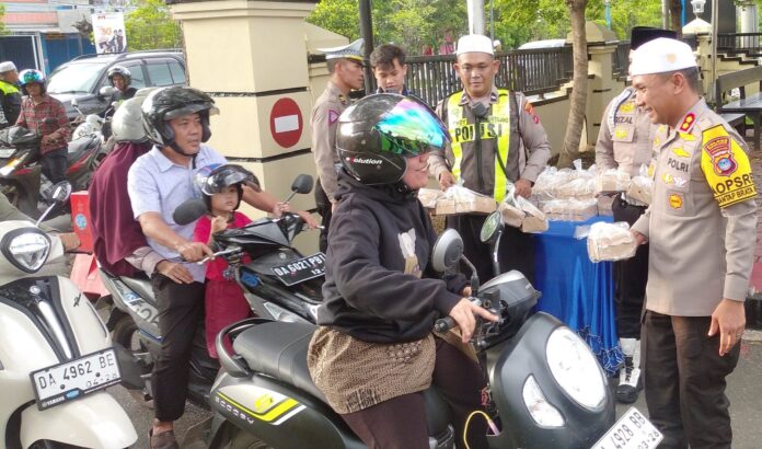 polres banjar berbagi takjil