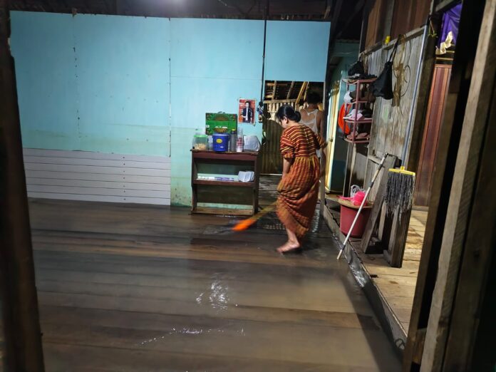 Hari Pertama Puasa, Warga Kertak Baru Hadapi Banjir