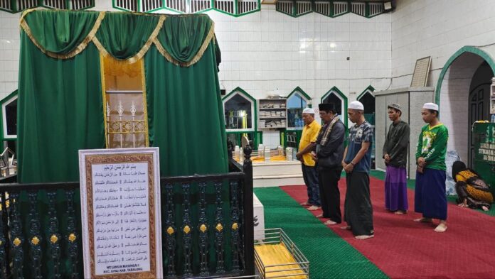 Jelang Ramadhan Gubernur Ziarah ke Makam Datu Kalampayan Jelang Ramadhan Gubernur Ziarah ke Makam Datu Kalampayan