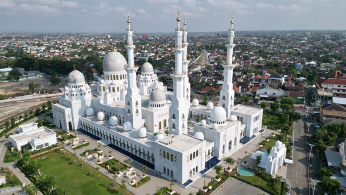 penampakan Masjid Raya Sheikh Zayed Solo Masjid Raya Sheikh Zayed Solo