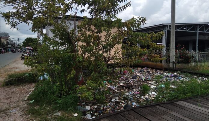 irigasi penuh sampah Irigasi Dipenuhi Sampah, Warga pun Mengeluh