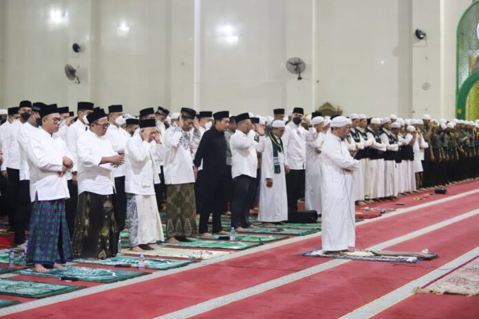 siang berpuasa malan salat tarawih Pesta Demokrasi Telah Usai, Saatnya Berpuasa di Bulan Suci