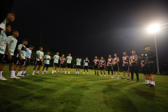 timnas langsung latihan setibanya di hanoi Tiba di Hanoi, Timnas Siap Tunjukkan Permainan Terbaik