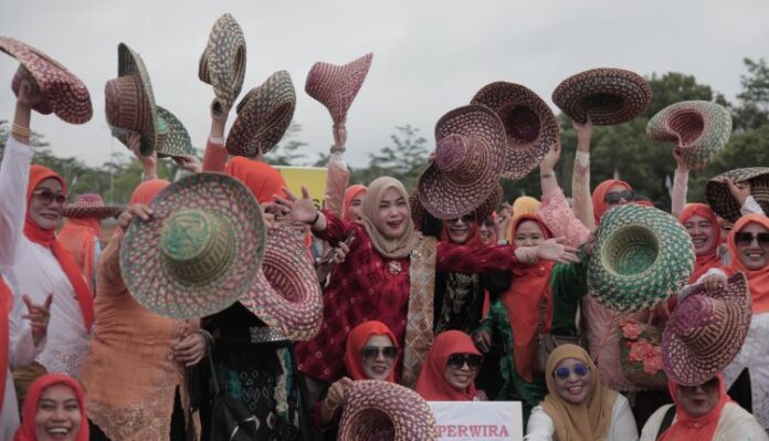 IMG-20240422-WA0023-750x430 Sebanyak 13 Perempuan Dari 13 Kabupaten/Kota Terima Penghargaan
