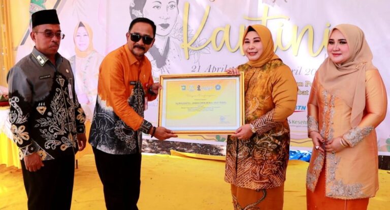 Hadiri Peringatan Hari Kartini, Acil Odah Terima Penghargaan