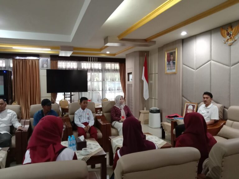 Bupati Beri Semangat Siswa SDN Indrasari 2 Yang Ikuti Festival Tunas Bahasa Ibu Nasional 