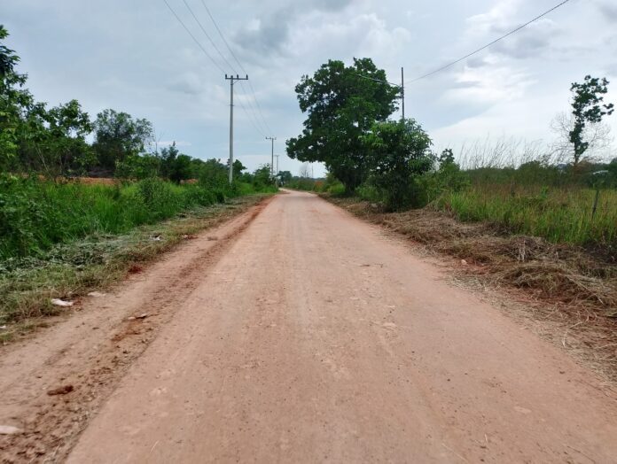 Angkutan Sisa Tanah Embung Gunung Kupang Sebabkan Jalan Berdebu