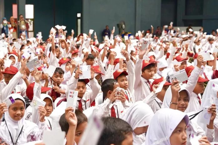 NAS-seragam-sekolah--696x464 Nadiem Makarim Resmi Tetapkan Aturan Seragam Sekolah Baru 2024