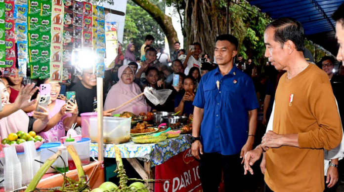 Ngabuburit Presiden Jokowi Berburu Takjil dan Sapa Warga Jambi berburu takjil