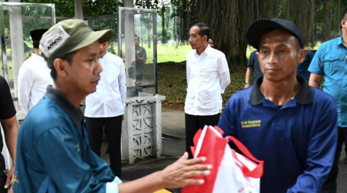 Presiden Saksikan Penyerahan Sembako di Istana Kepresidenan
