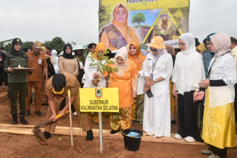 Acil odah pimpin gerakan perempuan menanam.