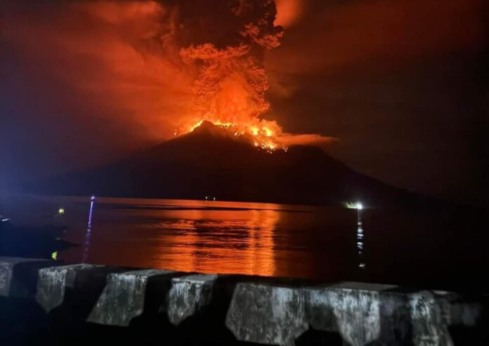 abu vulkanik gunung ruang