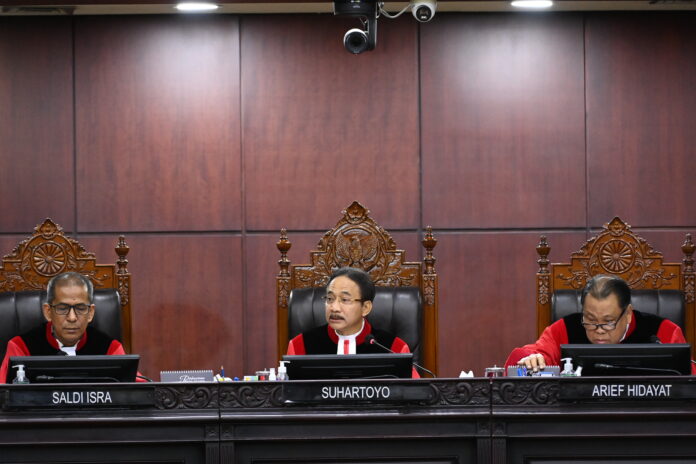 Ketua Mahkamah Konstitusi (MK) Suhartoyo didampingi jajaran Hakim Konstitusi memimpin jalannya sidang putusan perselisihan hasil Pilpres 2024 di Gedung Mahkamah Konstitusi, Jakarta, Senin (22/4/2024). sidang phpu pilpres 2024