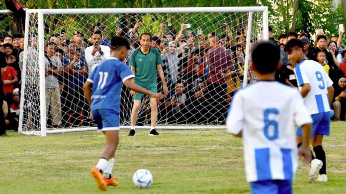 presiden bermain bola dengan anak-anak gorontalo presiden main bola di gorontalo