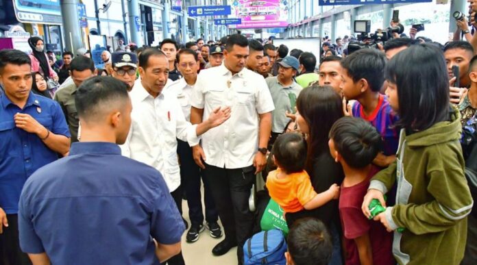Presiden Tinjau Arus Mudik Lebaran di Stasiun Pasar Senen
