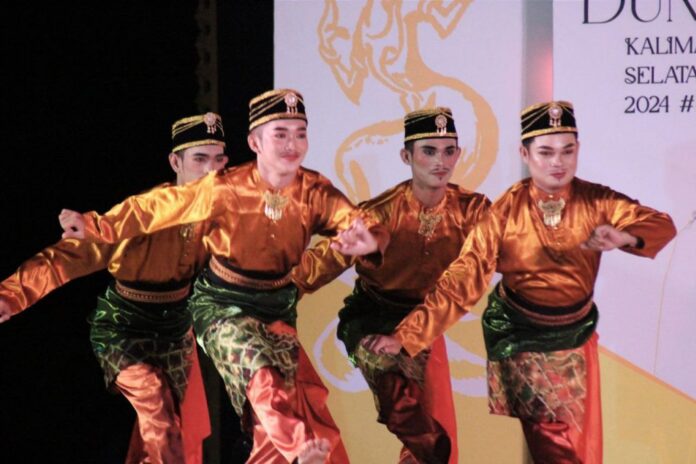 salah satu aksi kelompok tari di perhelatan peringatan Hari Tari Dunia di Banjarmasin Hari Tari Sedunia