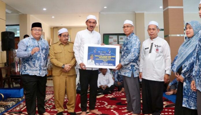 Kafilah Berprestasi Pada MTQ ke XXXV Terima Bonus Dari Bupati Banjar 