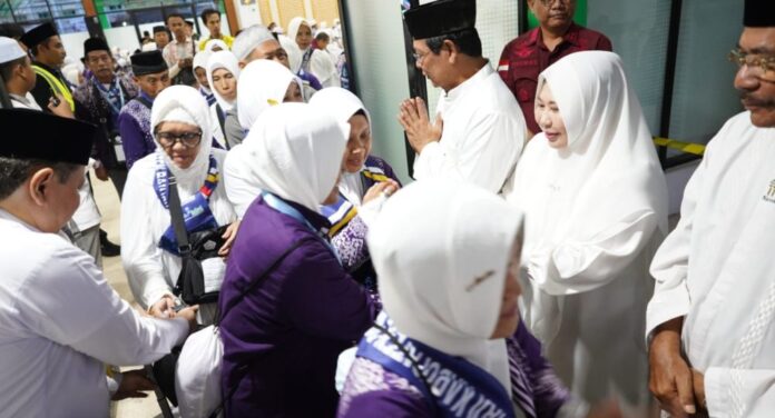 IMG-20240512-WA0004-1000x540 Suasana Haru Selimuti Keberangkatan CJH Kloter Pertama