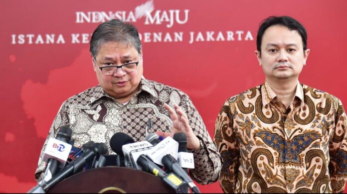 Menteri Koordinator Bidang Perekonomian Airlangga Hartarto menyampaikan keterangan pers terkait rapat yang membahas keanggotaan Indonesia pada OECD OECD