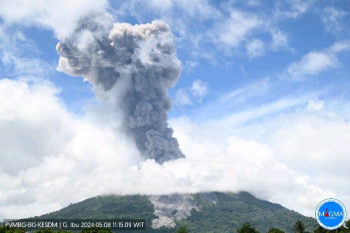 Gunung Ibu erupsi