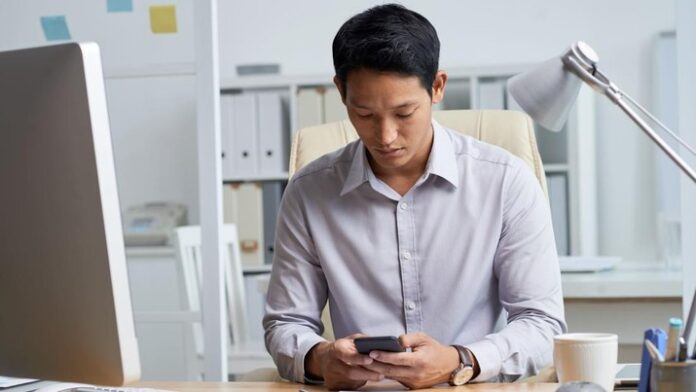 ilustrasi-seorang-pria-sedang-menggunakan-smartphone_169 Korban Penipuan WhatsApp Semakin Banyak, Kenali Modusnya