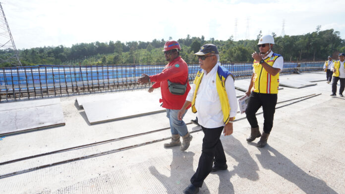 menteri PUPR Basuki Hadimulyo saat kunjungan kerja di pembangunan jalan tol IKN pembangunan Jalan Tol IKN