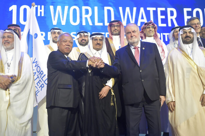 Menteri PUPR Basuki Hadimuljono berpegangan tangan dengan Deputy Minister for Water Arab Saudi Abdulaziz M. Alshaibani saat berfoto bersama dengan delegasi Arab Saudi usai upacara penutupan World Water Forum ke-10 2024 di Nusa Dua, Jumat (24/5/2024). Basuki Hadimuljono saat penutupan menutup World Water Forum ke-10
