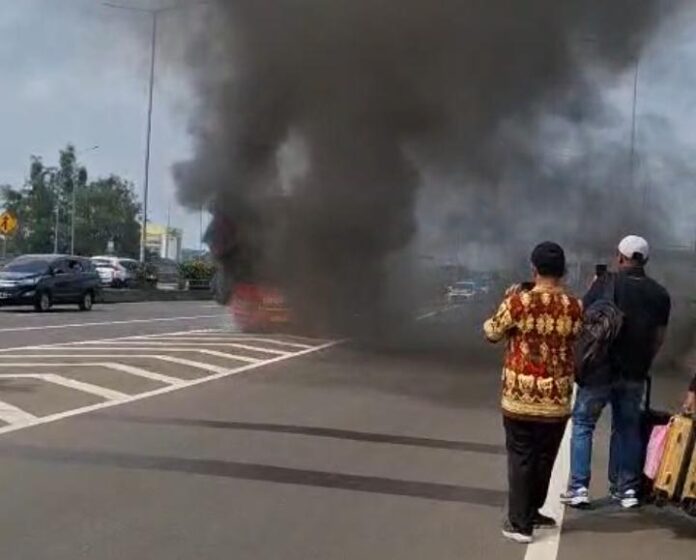 bus terbakas berisi rombongan kades kabupaten banjar bus terbakar