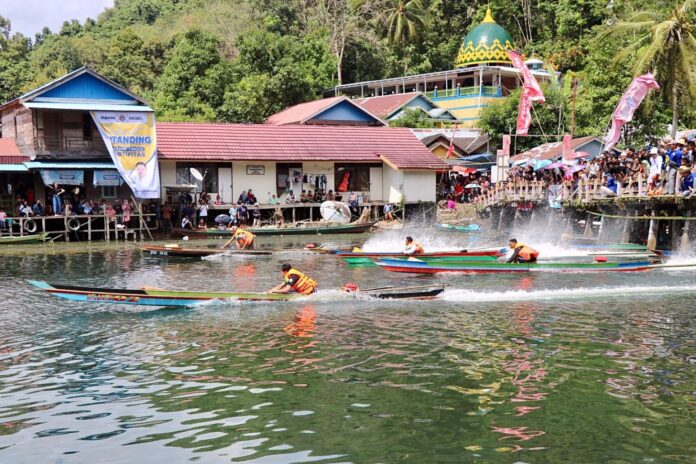 lomba perahu ketiting