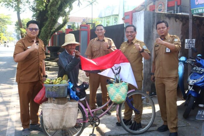 bagikan bendera merah putih bendera merah puti