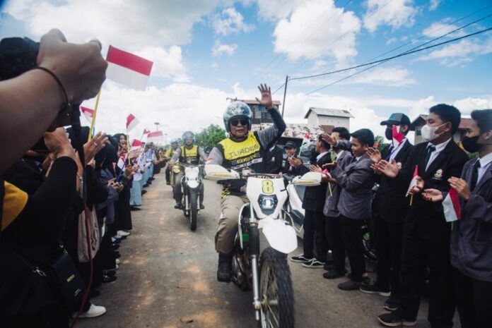 warga daha barat sambut kedatangan paman birin