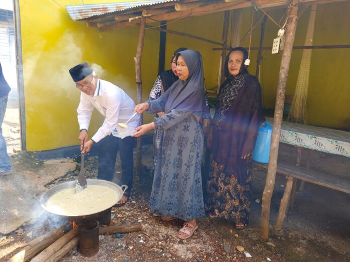 koordinator tim pemenangan ELH DRS Wahyuddin turut mengawah bubur asyura Mengawah Bubur Asyura