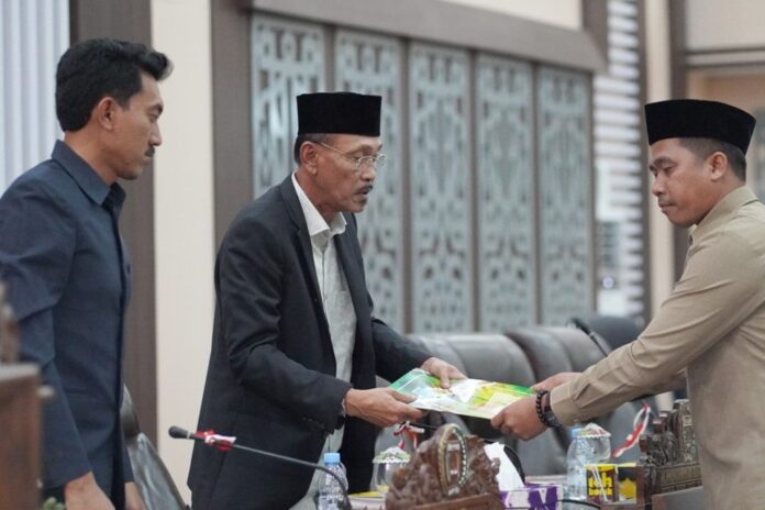 IMG-20240807-WA0050-960x640 Raperda Penambahan Penyertaan Modal PTAM Disampaikan Bupati