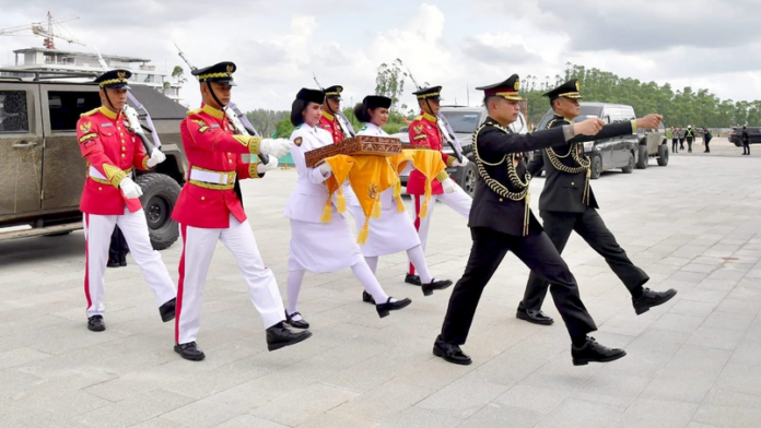 Kirab Duplikat Bendera Merah Putih dan Teks Proklamasi Tiba di Istana Negara IKN duplikat bendera